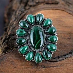 Anillo de Plata de Ley con Malaquita de Corte Ovalado Hecho a Mano con Engaste de Bisel, Elegante Regalo para Ella en Bodas y Fiestas - Product Image 3