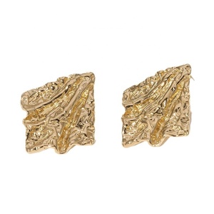 KISSWIFE Boucles d'oreilles plissées <span class=keywords><strong>en</strong></span> acier titane vintage plaqué or Boucles d'oreilles irrégulières <span class=keywords><strong>en</strong></span> acier inoxydable <span class=keywords><strong>pour</strong></span> femmes - Product Image 3