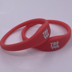 สายรัดข้อมือซิลิโคน NFC ความถี่ 13.56Mhz สำหรับการชำระเงินแบบไร้เงินสด พร้อมโลโก้ GSC แบบกำหนดเอง - Product Image 1