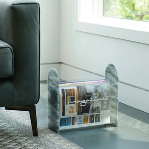 Porte-revues en lucite ondulée ambrée personnalisé - Product Image 5