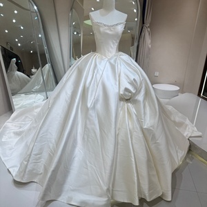 Robe de mariée élégante sans bretelles avec décolleté orné de cristaux, asymétrique, à volants sur les hanches, en satin ivoire, style robe de bal, Jancember - Product Image 1