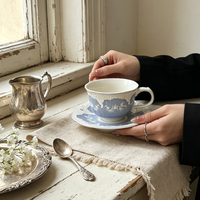 Ensemble de tasses et soucoupes à café en céramique gaufrée de style vintage français, motif floral bleu et blanc, pour le thé de l'après-midi, idéal pour la maison, le café ou un mariage.