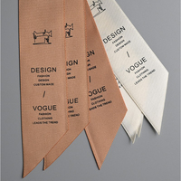Étiquettes suspendues tendance en ruban, design en papier kraft plié, étiquettes de vêtements avec logo, étiquettes personnalisées