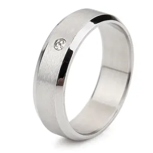 批发不锈钢饰品供应商女男士戒指银色拉丝立方锆石钻石结婚戒指