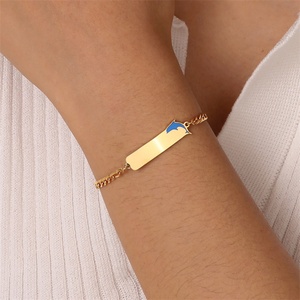Pulsera de Cadena Figaro de Acero Inoxidable con Barra Cuadrada y Dije de Delfín Esmaltado, Joyería Fina de Moda para Mujer - Product Image 3