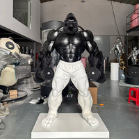 Sculpture de gorille musclé moderne soulevant des haltères, statue d'art animalier en fibre de verre pour la décoration de la maison, de la salle de sport ou du club