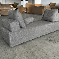 Canapé modulaire incurvé gris pour salon, design d'angle en tissu, style décoration intérieure