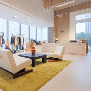 Juego de Muebles de Madera Maciza de Alta Calidad, Vitrina de Exhibición, Diseño Interior de Boutique de Ropa, Solución Integral para Proyectos - Product Image 1