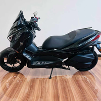 Maxi-scooter XMAX 300 d'occasion, excellent état. Moteur monocylindre de 300 cm³ refroidi par liquide, ABS et CVT, entièrement fonctionnel.