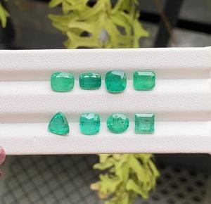 OM GEMS Esmeralda Verde Natural |   Esmeralda Neón |   Esmeralda color menta |   Esmeralda Zambiana |   Anillo de Compromiso con Gema de Corte Único - Product Image 4