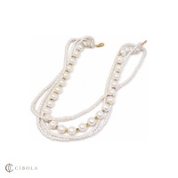 Collier en perles d'imitation à plusieurs rangs superposés