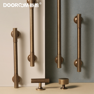 DOOROOM Pomello per Mobili in Ottone Massiccio Bestseller, Maniglia a T Deluxe con Strisce Dorate per Cassetti e Armadi - Product Image 2