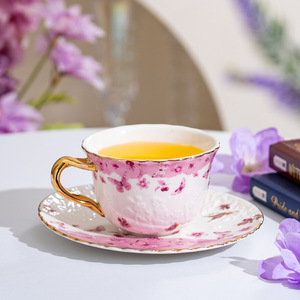 ถ้วยกาแฟเซรามิกสีชมพูพร้อมจานรอง - ถ้วยน้ำชาลายผีเสื้อขอบทอง - Product Image 1