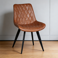 Chaise de salle à manger simple en similicuir brun foncé avec motif diamant et pieds en métal noir robustes pour cuisine et café