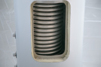 Système de pompe à chaleur domestique 2-en-1 à double source solaire et électrique 200L avec réservoir tampon pour eau chaude sanitaire et serpentin de chauffage intégré