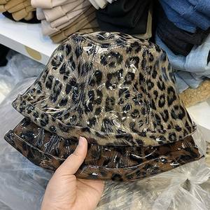 Chapeaux seau en cuir PU verni brillant à motif léopard pour hommes et femmes chapeaux de pêcheur pour femmes chapeau Hip pop vente en gros - Product Image 4