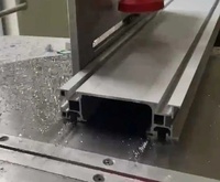 Scie automatique à tête unique pour profilés en aluminium à n'importe quel angle Machine de découpe à tête unique pour profilés en aluminium