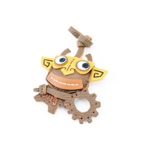 Porte-clés en cuir avec personnage mythique et détails d'équipement - Product Image 4