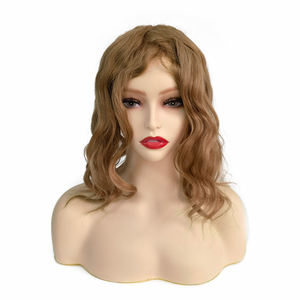 Perruque en <span class=keywords><strong>cheveux</strong></span> humains vierges de couleur blonde foncée à ondulation naturelle, avec dentelle suisse <span class=keywords><strong>fine</strong></span> et dessus en soie - Product Image 2