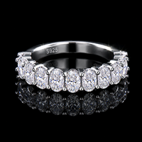 Bague Moissanite de Luxe Intemporelle en Argent S925, Design Demi-Éternité avec Gemme Ovale et Serties Solides, pour la Mode Quotidienne et les Occasions Spéciales