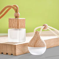 Vente en gros de mini flacons diffuseurs suspendus pour voiture en verre dépoli avec bouchon en bois, flacon de parfum pour voiture, logo personnalisé acceptable