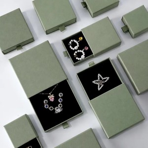 Caja de Regalo de Joyería de Papel Cuadrada de Lujo en Verde <span class=keywords><strong>Oliva</strong></span> con Relieve, Cierre Deslizante y Tamaño Personalizado, Lista para Enviar - Product Image 1