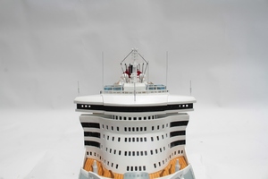 Modèle de bateau de croisière Queen Mary 2 en bois de qualité supérieure, édition spéciale GIA NHIEN QUEEN MARY 2, avec logo OEM. - Product Image 4