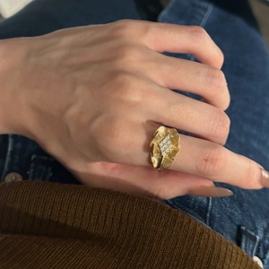 Anillo de Alta Gama con Diseño de Borde de Falda de Seda, Chapado en Oro de 18K y Plata de Ley S925, con Acabado Italiano Cepillado - Product Image 1