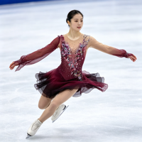 Robe de patinage artistique dégradé rouge bordeaux et noir, col en V, manches longues en maille, dos profondement ouvert, strass appliqués à la main, jupe asymétrique