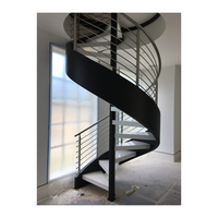 Escalier en colimaçon de luxe avec marches en marbre, balustrade en verre cristal, main courante en métal finition or, fabrication entièrement personnalisée