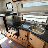 Coque de camping-car pop-up à base rigide, cuisine complète, module de camping tout-terrain pour camps en terres arides, séjours prolongés en milieu sauvage