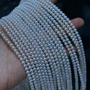 Collar de Perlas de Agua Dulce Pequeñas de Lujo Ligero para Mujer, Cadena de 4-5 mm con Cierre de Hueso, Diseño Elegante - Product Image 1