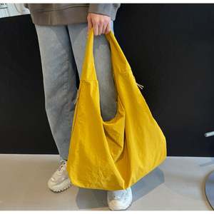 Bolso de Nylon Estilo Slouchy para Mujer con Diseño de Múltiples Bolsillos, Duradero, Ligero y Espacioso para el Trabajo, la Universidad y Viajes - Product Image 4