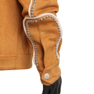 Chaqueta de Cuero Corta con Botones de Alta Calidad TOPSHOW, Chaqueta de Gamuza con Cuello y Tachuelas de Estrás Marrones Bordadas para Hombre - Product Image 4