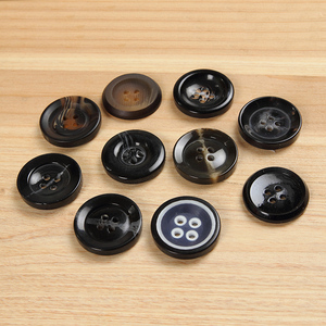 مواد قرن تقليد راتنج مخصصة أربع فتحات دائرية أنواع مختلفة من أزرار الملابس والملابس - Product Image 5