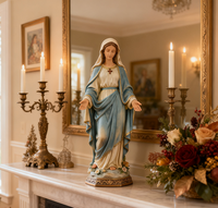 Statue de la Vierge Marie personnalisable avec robe bleue et blanche et base florale, mains ouvertes, expression sereine