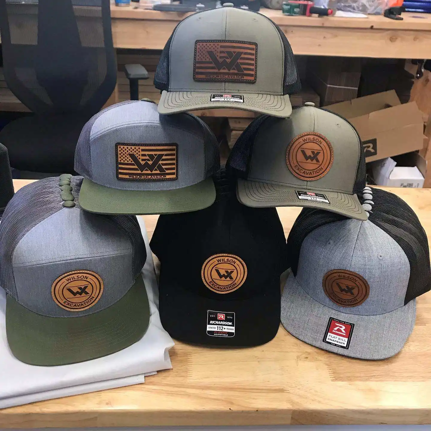 แพทช์หนังเย็บปักถักร้อยแบบกําหนดเอง 6 แผงหมวกเบสบอลหมวก Trucker หมวกตาข่ายแบบกําหนดเองริชาร์ดสัน 112 หมวก Trucker