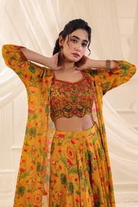 Compre Lehenga Choli con estampado floral amarillo mostaza y chal largo para ocasiones festivas y bodas, a la venta por exportadores. - Product Image 2