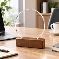 Base en bois avec logo et gravure, dotée d'un verre circulaire et d'une fonctionnalité NFC intégrée