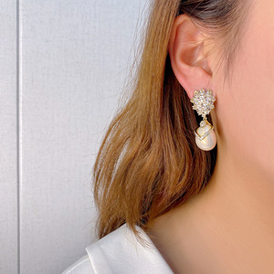 Boucles d'oreilles pendantes de luxe plaquées or E4057 avec fausses perles baroques blanches de qualité AAA, bijoux de fête pour femmes - Product Image 4