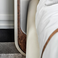 Lit plateforme moderne italien avec panneaux rembourrés éclairés par LED encastrés, idéal pour suite de villa et chambre principale, mobilier de luxe haut de gamme