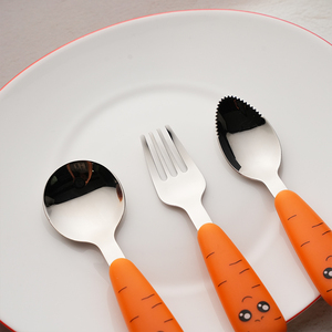 Lindo juego de cucharas de frutas para niños con inserto de zanahoria Acero inoxidable 304 18/8 Desechable para fiestas - Product Image 3