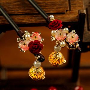 Horquilla de madera hecha a mano brillante con borla de flores y diseño de palillo chino - Product Image 1