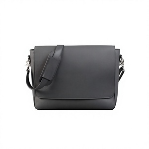 Sac bandoulière unisexe en cuir véritable ELYSIAN INDUSTRIES, noir uni, sangle réglable, poignée souple, durable, usage quotidien, 20-30L - Product Image 1