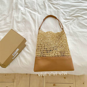 Bolso de red hueco de color de contraste de estilo coreano con diseño de nicho, bolso de hombro de empalme tejido de vacaciones de moda versátil de verano 2025 - Product Image 1