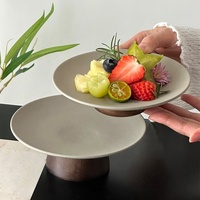 Vintage keramische porseleinen grijze ronde borden met voet voor restaurant, diner, dessert, cake, fruit, met logo