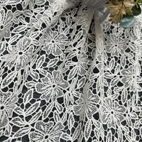 Tissu brodé floral de fabricant d'usine, tissu ajouré avec dentelle brodée pour la mode africaine du soir