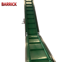 Convoyeur à bande modulaire en PVC de qualité alimentaire avec déflecteur latéral pour le levage vertical des produits alimentaires et des collations emballés