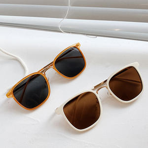 แว่นกันแดดทรงสี่เหลี่ยมสำหรับผู้หญิง Qianai เลนส์ PC ป้องกันรังสียูวี 400 กรอบสีแชมเปญ แฟชั่นกันแดด รุ่นที่ 3 - Product Image 1