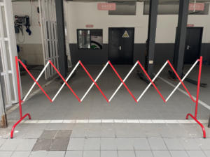 Fabrika doğrudan 250CM geçici crocrokontrol bariyeri genişletilebilir güvenlik trafik Metal barikat katlanır bariyer çit satılık - Product Image 4